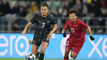 La neozelandesa Ali Riley pelea por el balón con Thi Bich Thuy Nguyen de Vietnam en un duelo de preparación para la Copa Mundial femenina el lunes 10 de julio del 2023. (AP Foto/John Cowpland)