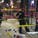 Investigadores del Departamento de Policía de Denver, trabajan en la escena de un tiroteo masivo en Market Street, entre la 20ma y la 21ra avenidas, durante al celebración del título de la NBA de los Nuggets, el 13 de junio de 2023, en Denver. (AP Foto/David Zalubowski)