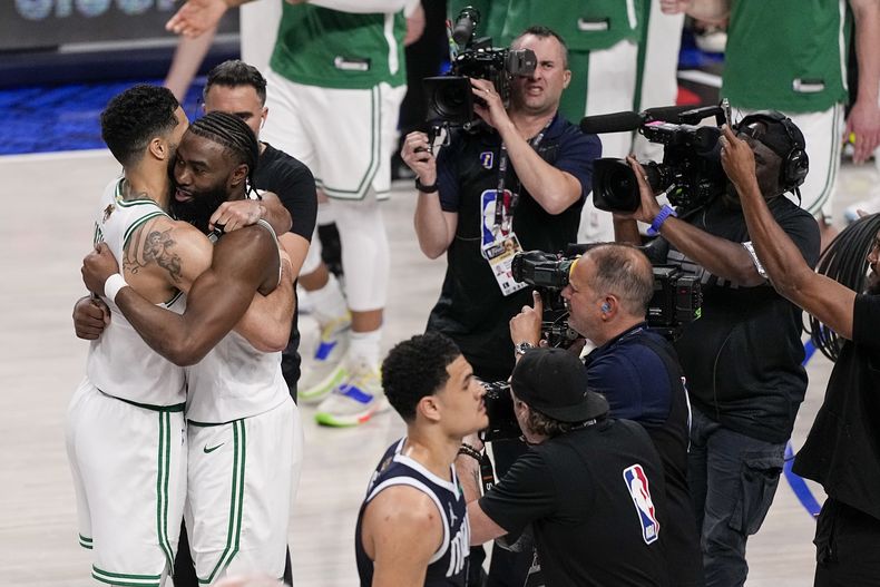El alero de los Celtics de Boston Jayson Tatum le da un abrazo a Jaylen Brown tras vencer a los Mavericks de Dallas en el juego 3 de las Finales de la NBA el miércoles 12 de junio del 2024. (AP Foto/Tony Gutierrez)