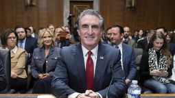 El exgobernador de Dakota del Norte, Doug Burgum, la elección del presidente Donald Trump para dirigir el Departamento del Interior, llega para testificar ante la Comisión de Energía y Recursos Naturales del Senado, en el Capitolio, Washington, el jueves 16 de enero de 2025. (AP Foto/Jose Luis Magana)