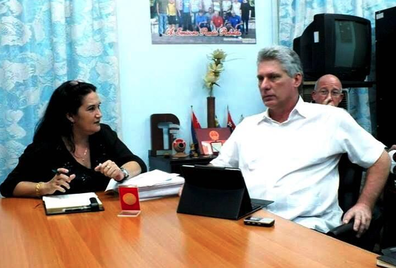 Viva la "revolución", viva el iPad! Diaz Canel Vicepresidente del régimen luce su iPad. Una Cuba para pocos...