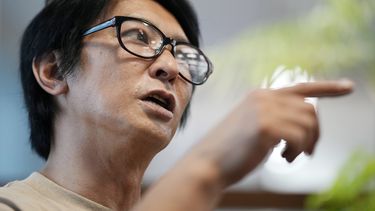Junya Hiramoto, director de la Asociación de Víctimas de Agresión Sexual de Johnnys, habla durante una entrevista con The Associated Press el lunes 4 de septiembre de 2023 en Tokio. Un grupo de hombres que afirman haber sido abusados sexualmente por un productor de bandas musicales de chicos japonesas expresaron el lunes su esperanza de que la compañía acepte ofrecer una compensación financiera e introducir medidas para evitar que esto vuelva a ocurrir. (Footo AP/Eugene Hoshiko)
