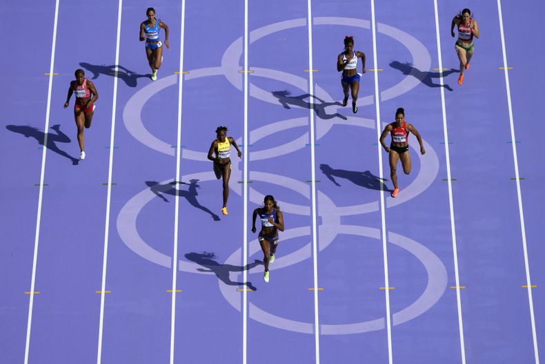 La mexicana Cecilia Tamayo (derecha) terminó última en su manga eliminatoria de los 200 metros que fue ganada por la estadounidense Gabrielle Thomas el domingo 4 de agosto del 2024, en Saint-Denis, Francia. (AP Foto/David J. Phillip)
