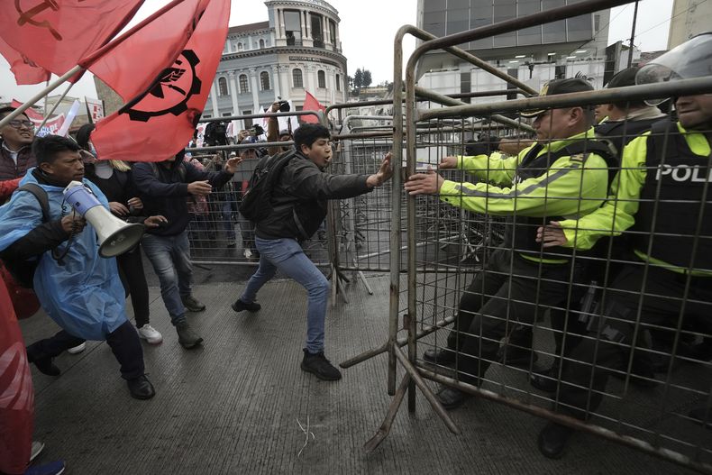ARCHIVO - Manifestantes desafían a la policía durante una manifestación en contra del gobierno y del racionamiento de electricidad en Quito, Ecuador, el jueves 21 de noviembre de 2024. (AP Foto/Dolores Ochoa, Archivo)