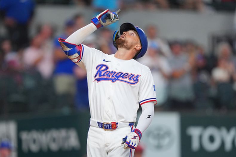 Brandon Nimmo, de los Rangers de Texas, festeja su jonrón en el duelo del martes 21 de julio de 2026 ante los Medias Blancas de Chicago (AP Foto/LM Otero)
