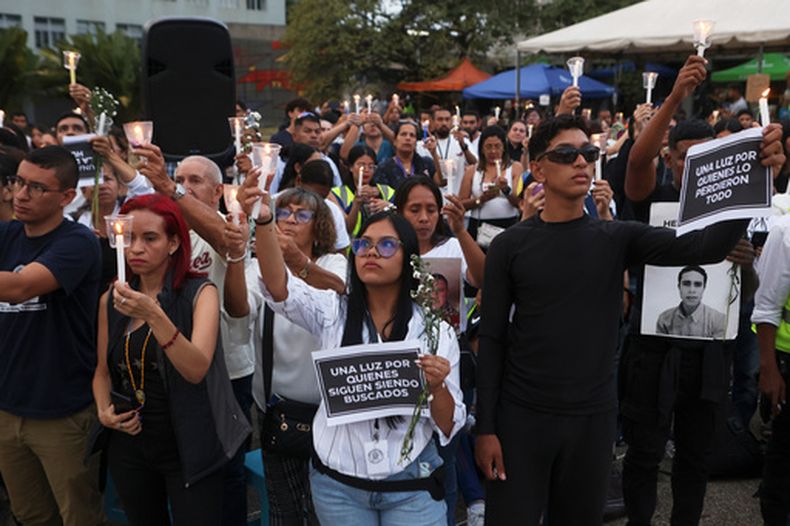Personas celebran una vigilia por las víctimas de los dos fuertes sismos que sacudieron Venezuela, en Caracas, el domingo 5 de julio de 2026. (Foto AP/Pedro Mattey)