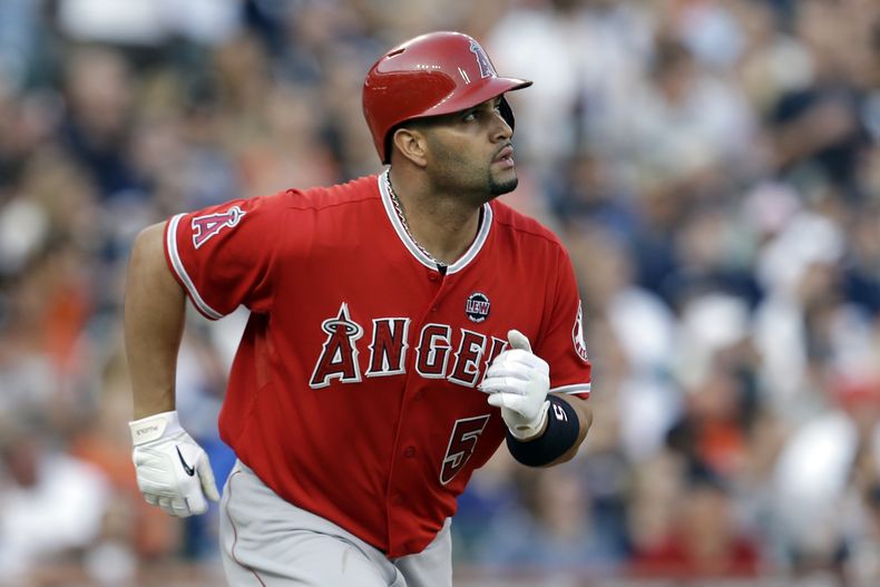 En esta fotograf&iacute;a del 26 de junio de 2013, el dominicano Albert Pujols, de los Angelinos de Los &Aacute;ngeles, corre hacia la inicial luego de conectar un batazo contra los Tigres de Detroit. El viernes 4 de octubre, Pujols demand&oacute; al ex p