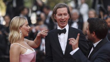 Scarlett Johansson, de izquierda a derecha, el director Wes Anderson y Jason Schwartzman posan a su llegada a al estreno de la película Asteroid City en la 76a edición del festival internacional de cine de Cannes, en el sur de Francia, el martes 23 de mayo de 2023. (Foto Vianney Le Caer/Invision/AP)