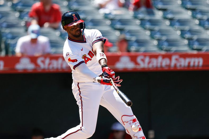 El bateador designado de los Angelinos de Los Ángeles, Jorge Soler, batea para out de rutina, permitiendo que Zach Neto anote, durante la quinta entrada de un partido de béisbol contra los Tigres de Detroit, el domingo 19 de julio de 2026, en Anaheim, California. (Foto AP/Caroline Brehman)