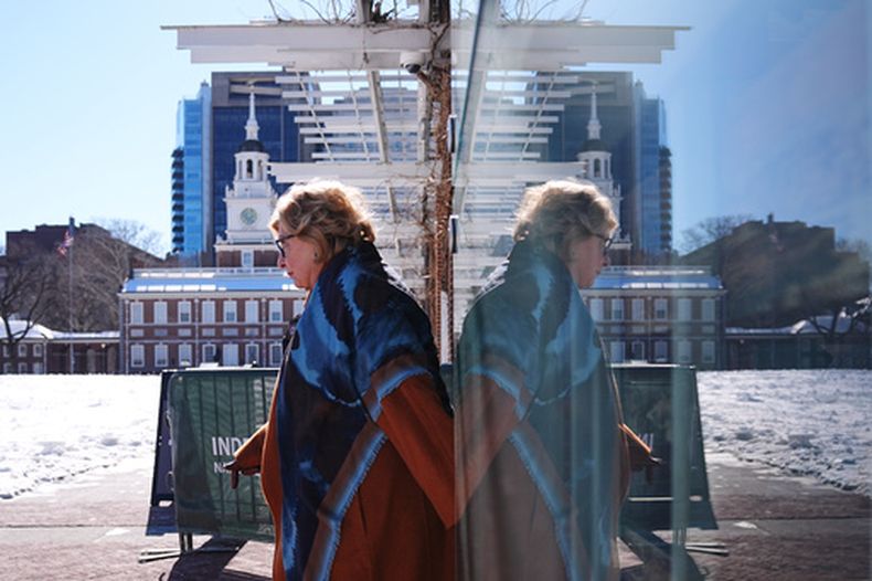 La jueza Cynthia Rufe sale tras inspeccionar el lugar donde estaban los carteles explicativos sobre la esclavitud en la Sala del Presidente en Filadelfia, el 2 de febrero del 2026. (AP foto/Matt Rourke)