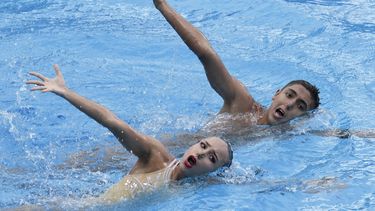 Diego Villalobos e Itzamary González, de México, disputan la final de dúo mixto libre en los Juegos Centroamericanos y del Caribe en San Salvador, el martes 27 de junio de 2023 (AP Foto/Arnulfo Franco)