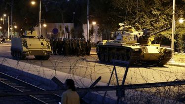tension en turquia: el gobierno denuncia un golpe de estado y el ejercito dice haber tomado el poder