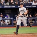 El cátcher de los Rays de Tampa Bay Nick Fortes observa mientras Ben Rice de los Yankees de Nueva York anota con el sencillo de Cody Bellinger en la octava entrada el jueves 9 de julio del 2026. (AP Foto/Jason Behnken)