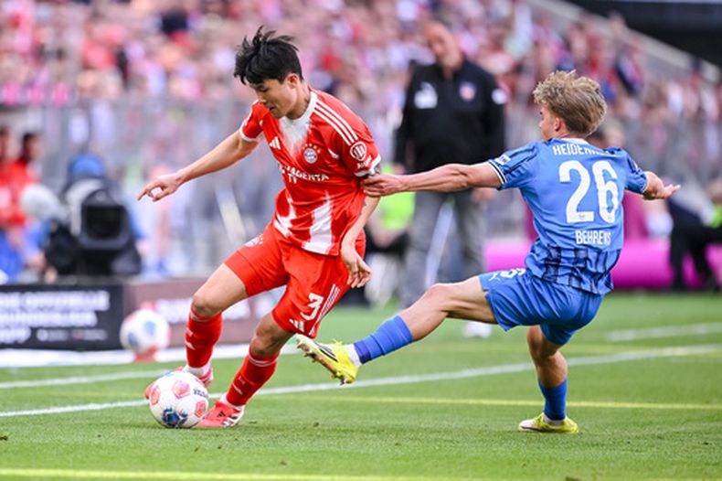 Min-jae Kim del Bayern Munich en acción frente a Hennes Behrens del Heidenheim en la Bundesliga el sábado 2 de mayo del 2026. (Harry Langer/dpa via AP)