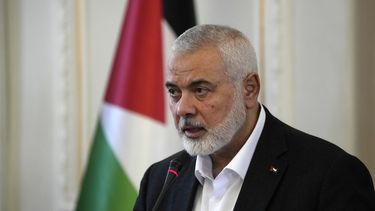 ARCHIVO - El dirigente de Hamás, Ismail Haniyeh, habla durante una conferencia de prensa tras su reunión con el ministro de Asuntos Exteriores de Irán, Hossein Amirabdollahian, en Irán, el 26 de marzo de 2024. (AP Foto/Vahid Salemi, Archivo)