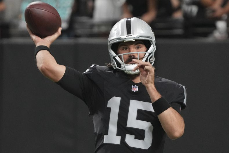 El mariscal de campo de Las Vegas Raiders, Gardner Minshew (15), calienta antes de un partido de pretemporada de la NFL contra los Dallas Cowboys, el sábado 17 de agosto de 2024, en Las Vegas. (AP Foto/Rick Scuteri)