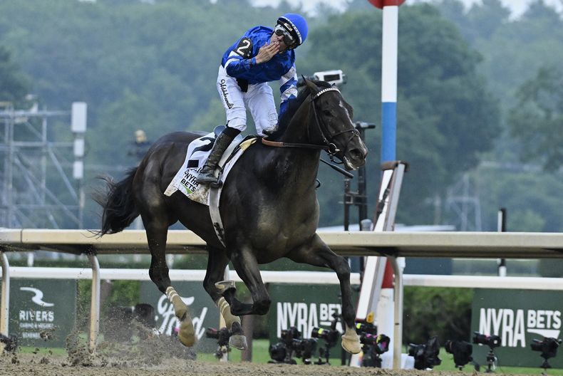 El venezolano Junior Alvarado monta a Sovereignty para ganar Belmont Stakes, el sábado 7 de juniio de 2025 (AP Foto/Jessica Hill)