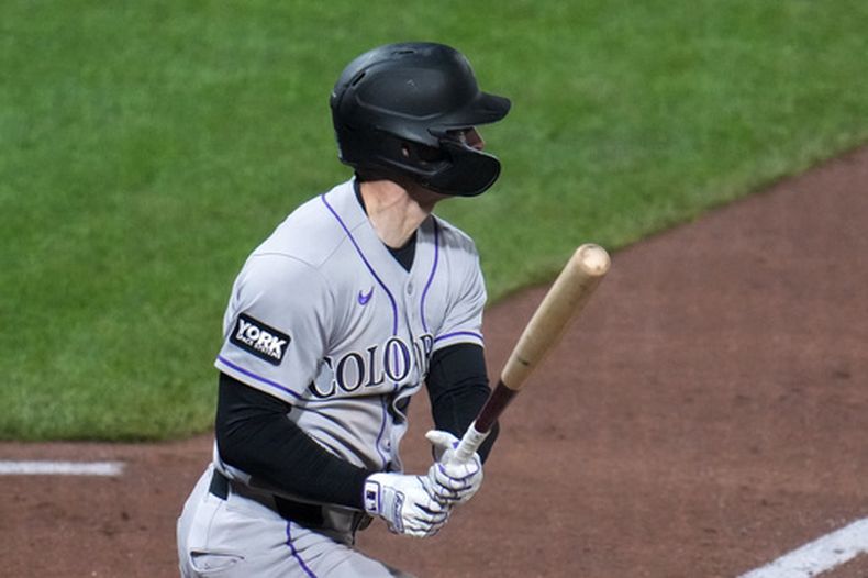 Mickey Moniak, de los Rockies de Colorado, conecta un triple en el encuentro ante los Piratas de Pittsburgh, el miércoles 13 de mayo de 2026 (AP Foto/Gene J. Puskar)