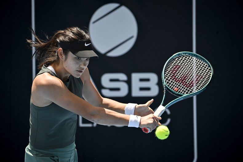 La británica Emma Raducanu regresa un tiro durante un entrenamiento en el Manuka Doctor Arena en Auckland, Nueva Zelanda el domingo 29 de diciembre del 2024. (Alan Lee/Photosport via AP)