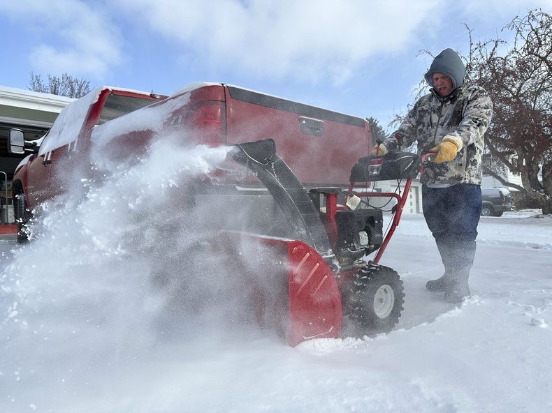 Jim Thom despeja la nieve en Bismarck, Dakota del Norte, el 19 de diciembre del 2024. (AP foto/Jack Dura)