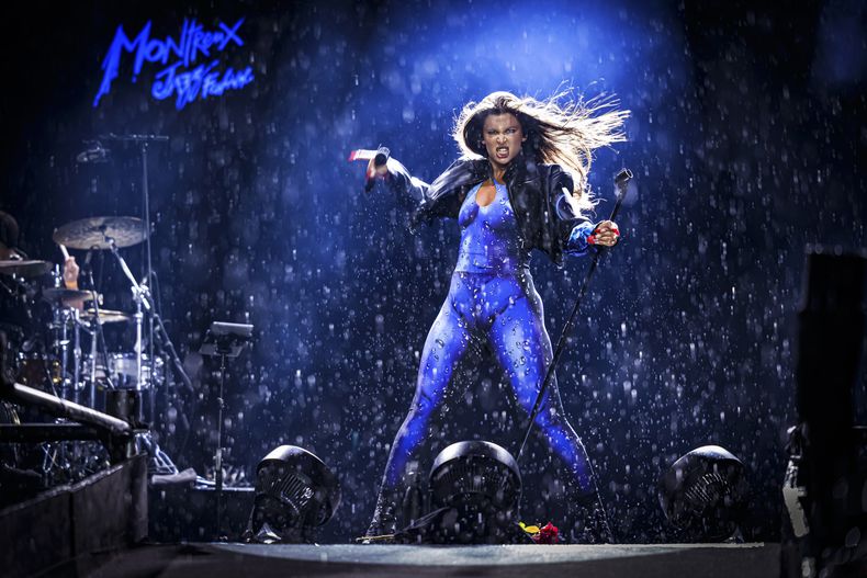 ARCHIVO - La cantante española-argentina Nathy Peluso actúa bajo la lluvia en el escenario del lago durante el Festival de Jazz de Montreux en Montreux, Suiza, el jueves 8 de julio de 2021. Peluso fue nominado al grammy a mejor álbum de rock o música alternativa latina. (Valentin Flauraud/Keystone vía AP)