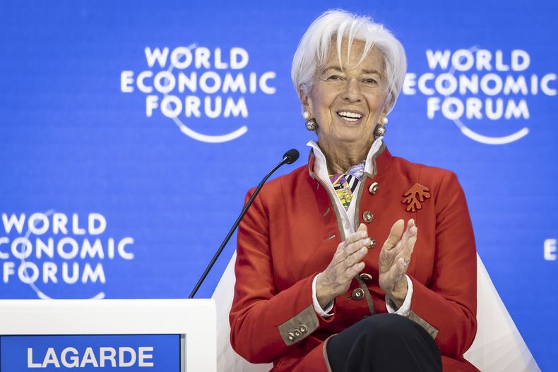 La presidenta del Banco Central Europeo, Christine Lagarde, habla en una sesión plenaria en la Sala del Congreso durante la 55ta reunión anual del Foro Económico Mundial en Davos, Suiza, el viernes 24 de enero de 2025. (Michael Buholzer/Keystone vía AP)