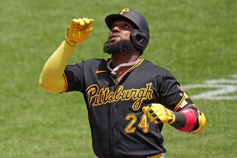 Marcell Ozuna, de los Piratas de Pittsburgh, celebra mientras se enfila al plato después de batear un jonrón solitario frente a los Cerveceros de Milwaukee durante la cuarta entrada del juego de béisbol de Grandes Ligas, el sábado 12 de julio de 2026, en Pittsburgh. (AP Foto/Gene J. Puskar)