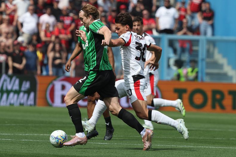 Kristian Thorstvedt del Sassuolo pelea por el balón con Ardon Jashari del AC Milan en el encuentro de la Serie A el domingo 3 de mayo del 2026. (Gianni Santandrea/LaPresse via AP)