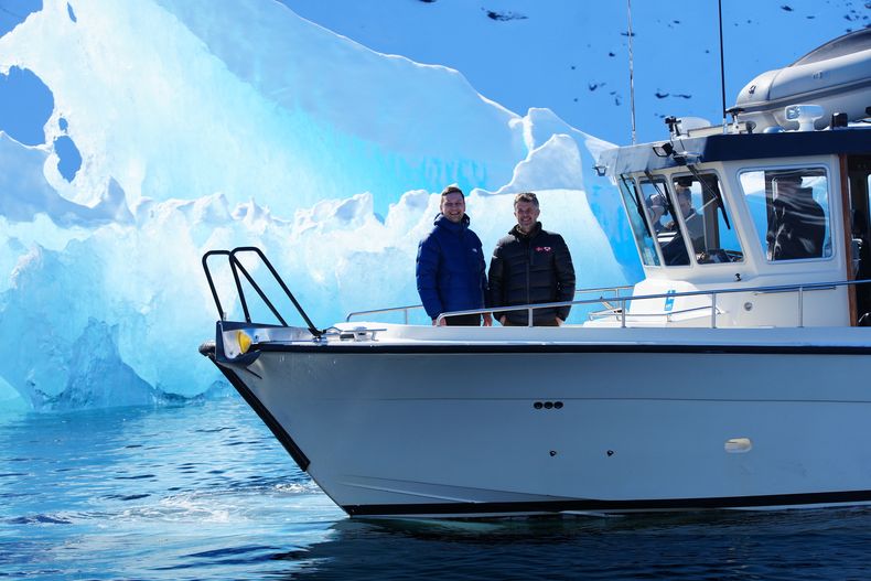 El rey Federico de Dinamarca, a la derecha, y el primer ministro de Groenlandia, Jens-Frederik Nielsen, durante un paseo en bote por el fiordo de Nuuk, en Groenlandia, el martes 29 de abril de 2025. (Ida Marie Odgaard/Ritzau Scanpix vía AP)