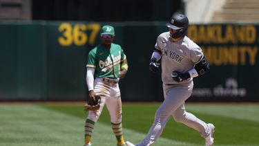 Josh Donaldson de los Yanquis de Nueva York recorre las bases tras conectar un jonrón de dos carreras en la sexta entrada frente a los Atléticos de Oakland el jueves 29 de junio del 2023. (AP Foto/Godofredo A. Vásquez)