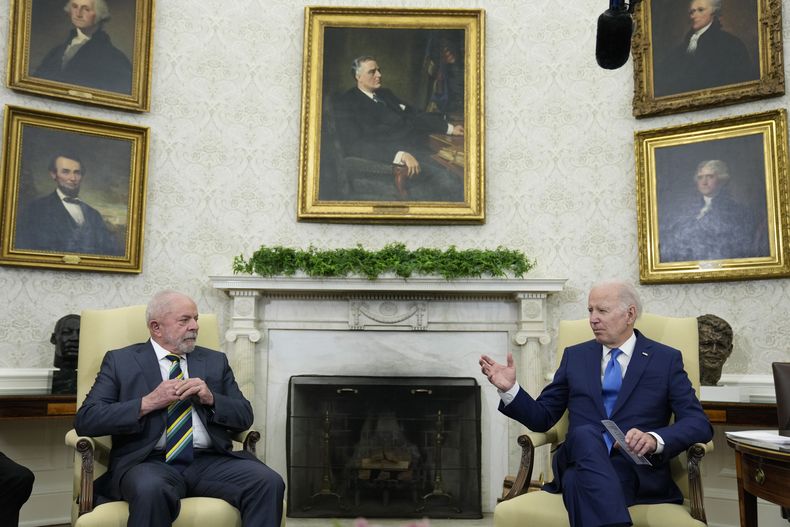 ARCHIVO - El presidente estadounidense Joe Biden habla con su colega brasileño Joe Biden en la Oficina Oval de la Casa Blanca, Washington, 10 de febrero de 2023. (AP Foto/Alex Brandon, File)