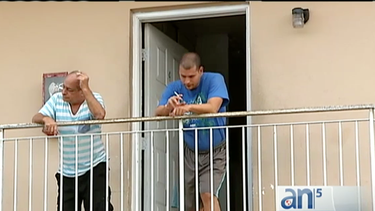 padre e hijo esquizofrenico a punto de ser desalojados