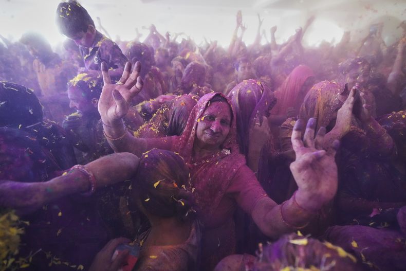 Devotos hindúes participan en el Holi, el festival hindú de los colores, en el templo Lord Jagannath, en Ahmedabad, India, el 14 de marzo de 2025. (AP Foto/Ajit Solanki)