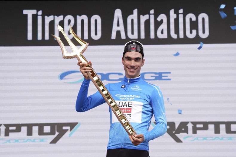 Juan Ayuso alza el trofeo de campeón de la carrera Tirreno Adriático en San Benedetto Del Tronto, Italia, el domingo 5 de marzo de 2025. (Massimo Paolone/LaPresse vía AP)