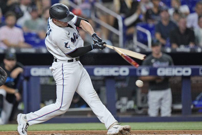 Nick Fortes, de los Marlins de Miami, rompe su bate al conectar la pelota en la quinta entrada del partido contra los Piratas de Pittsburgh, en Miami,el jueves 22 de junio de 2023. (AP Foto/Wilfredo Lee)