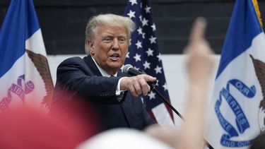El expresidente Donald Trump visita a voluntarios de campaña en Grimes Community Complex Park, el jueves 1 de junio de 2023, en Des Moines, Iowa. (AP Foto/Charlie Neibergall)