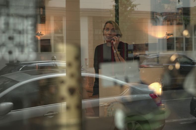 Véronique Bertrand, directora de funeraria, hace llamadas de trabajo el domingo 28 de junio de 2026 en su oficina de París. (AP Foto/John Leicester)