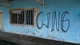 ARCHIVO - Las siglas CJNG del Cártel Jalisco Nueva Generación cubren la fachada de una casa abandonada en El Limoncito, Michoacán, México, el 30 de octubre de 2021. (Foto AP/Eduardo Verdugo, archivo)