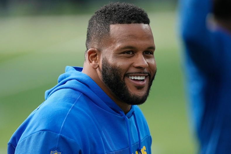 ARCHIVO - Aaron Donald, tackle defensivo de los Rams de Los Ángeles, calienta previo al juego de fútbol americano de la NFL contra los Browns de Cleveland del 3 de diciembre de 2023, en Inglewood, Calif. (AP Foto/Mark J. Terrill, Archivo)
