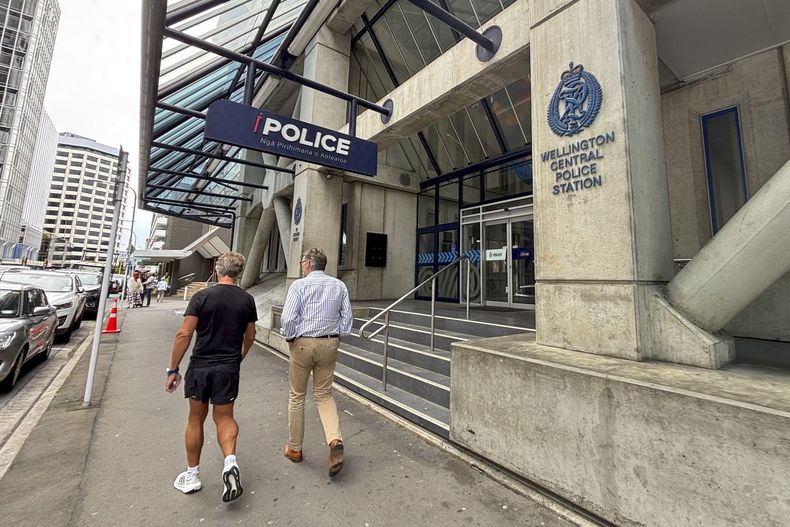 Gente pasando ante la comisaría central de Wellington en Wellington, Nueva Zelanda, el jueves 12 de diciembre de 2024. (AP Foto/Charlotte Graham-McLay)