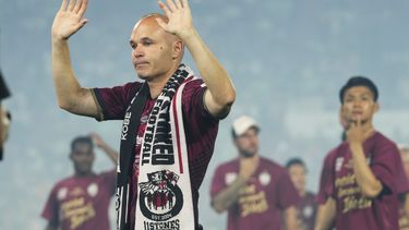 Andrés Iniesta saluda a los aficionados de Vissel Kobe al final de un acto de despedida del club tras el partido contra Consadole Sapporo en Kobe, Japón, el sábado 1 de julio de 2023. (AP Foto/Hiro Komae)