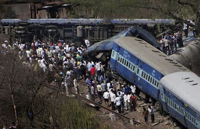 Tren descarrilado cerca de la estaci&oacute;n de Roha, a 110 kil&oacute;metros (70 millas) al sur de Mumbai, en el estado de Maharashtra, India, el domingo 4 de mayo del 2014. (Foto AP)