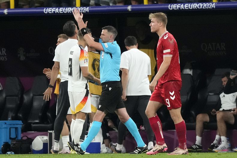 El árbitro inglés Michael Oliver otorga un penal a favor de Alemania después de que el VAT determinó que hubo mano en el encuentro ante Dinamarca de los octavos de final de la Euro 2024 el sábado 29 de junio del 2024. (AP Foto/Frank Augstein)