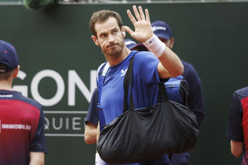 Andy Murray saluda al público previo al partido contra Yannick Hanfmann en el Abierto de Ginebra, el lunes 20 de mayo de 2024. (Salvatore Di Nolfi/Keystone vía AP)