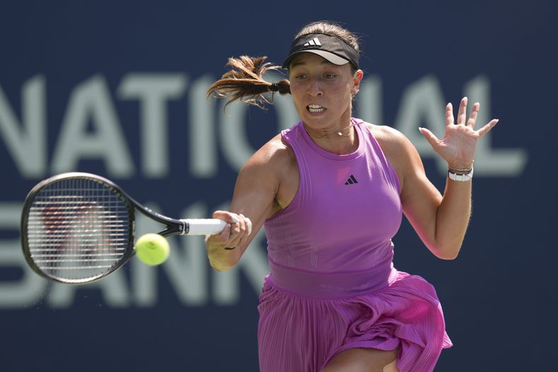 Jessica Pegula devuelte una pelota a Ashlyn Krueger en el Abierto de Toronto, el viernes 9 de agosto de 2024. (Chris Young/The Canadian Press vía AP)