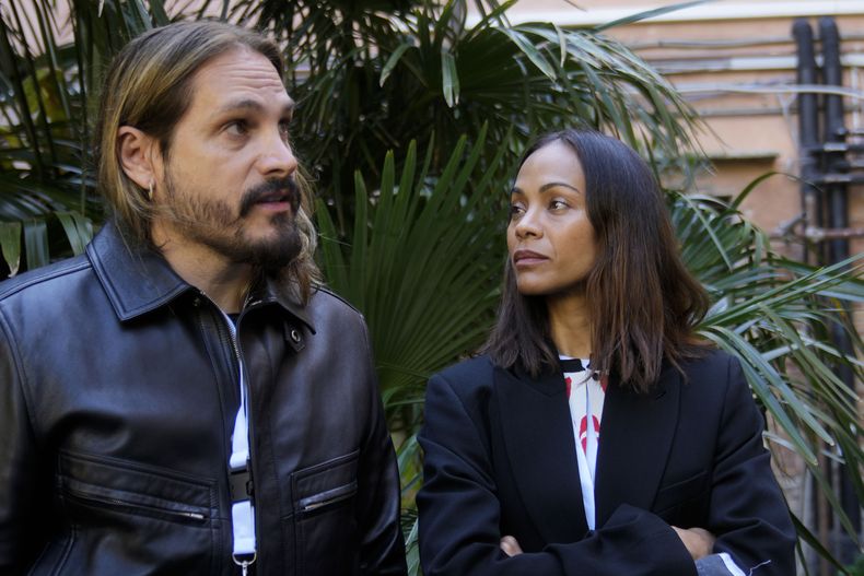 La actriz Zoe Saldaña mira a su esposo y director de cine Marco Perego durante un recorrido para prensa en la prisión de mujeres en la isla Giudecca durante la 60a Bienal de Artes en Venecia, Italia, el miércoles 17 de abril de 2024. Perego contribuyó con un cortometraje protagonizado por Saldaña para el pabellón del Vaticano en la Bienal de Venecia en una colaboración innovadora entre reclusas y artistas. (Foto AP/Luca Bruno)