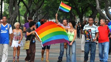 activistas independientes ante acoso policial durante marcha del orgullo gay