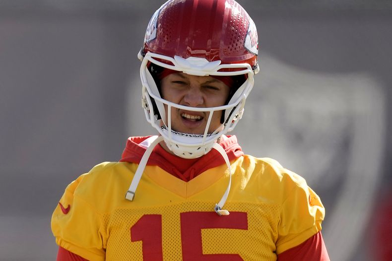 El quarterback de los Chiefs de Kansas City Patrick Mahomes (15) durante un entrenamiento previo al Super Bowl, el jueves 8 de febrero de 2024, en Henderson, Nevada. (AP Foto/Charlie Riedel)