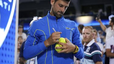 Novak Djokovic firma autógrafos tras derrotar a Carlos Alcaraz en la final del Masters de Cincinnati, el domingo 20 de agosto de 2023. (AP Foto/Aaron Doster)