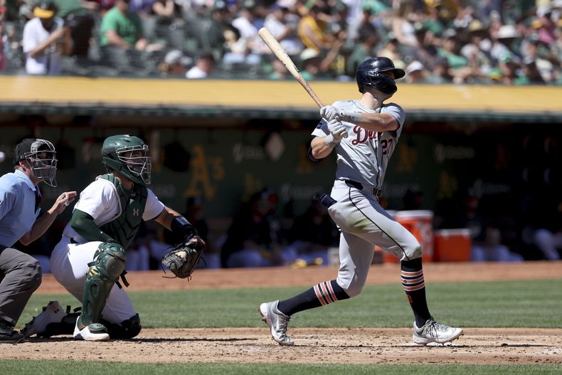Trey Sweeney de los Tigres de Detroit da seguimiento a su cuadrangular frente al catcher de los Atléticos de Oakland Shea Langeliers en la tercera entrada del juego del domingo 8 de septiembre del 2024. (AP Foto/Jed Jacobsohn)